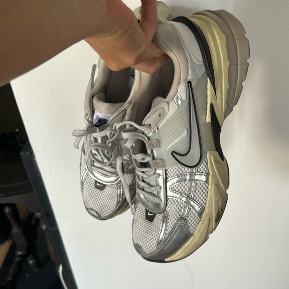 Women’s Nike sneakers - Picture 1 of 5